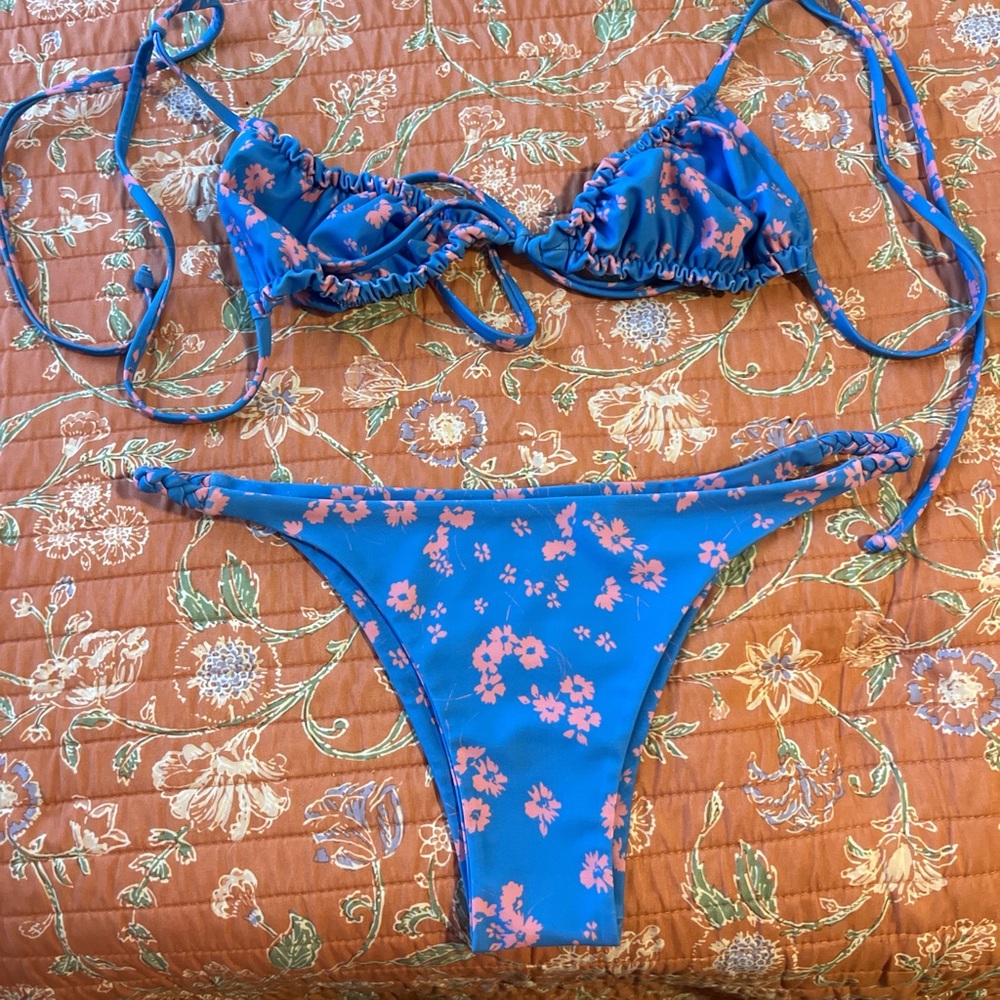 Kulani Kinis Bikini size small ruched top